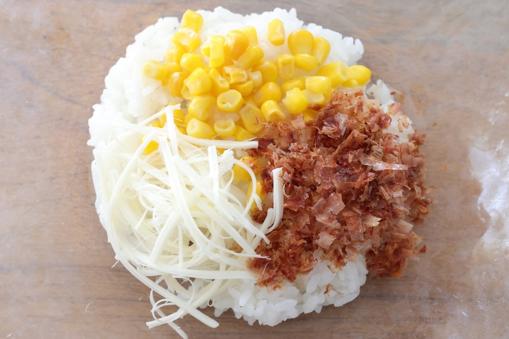 「コーンとチーズのおかかおにぎり」