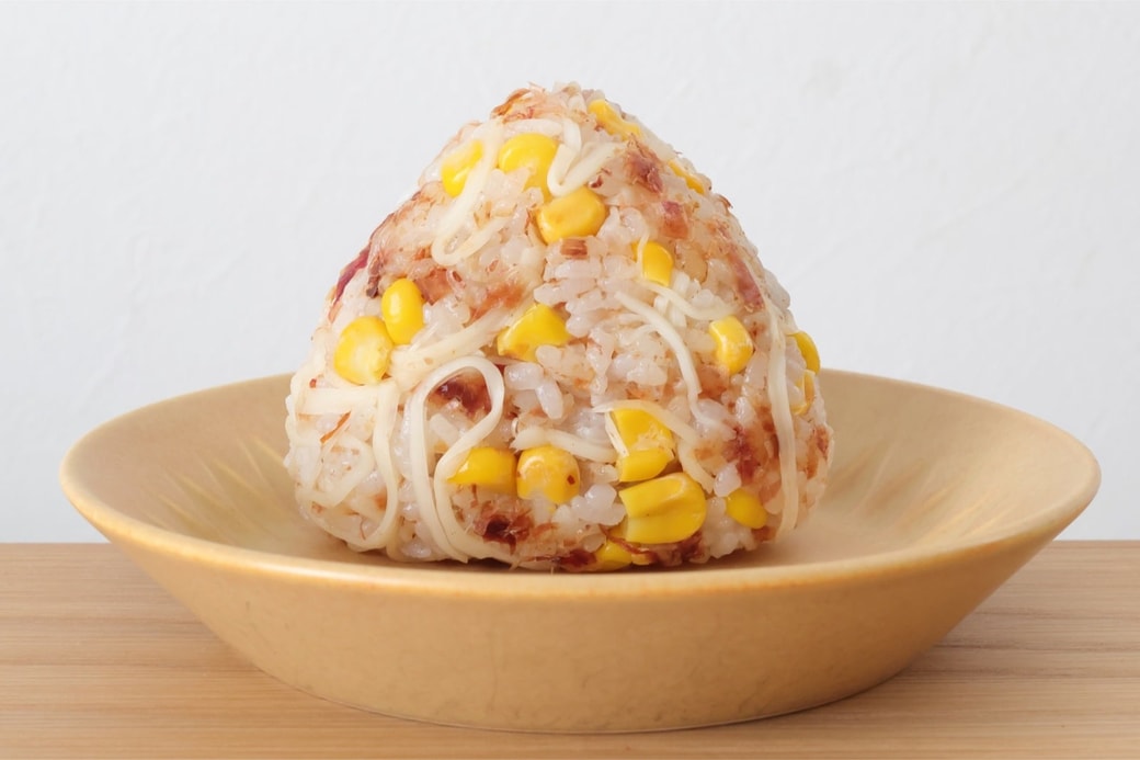 「コーンとチーズのおかかおにぎり」