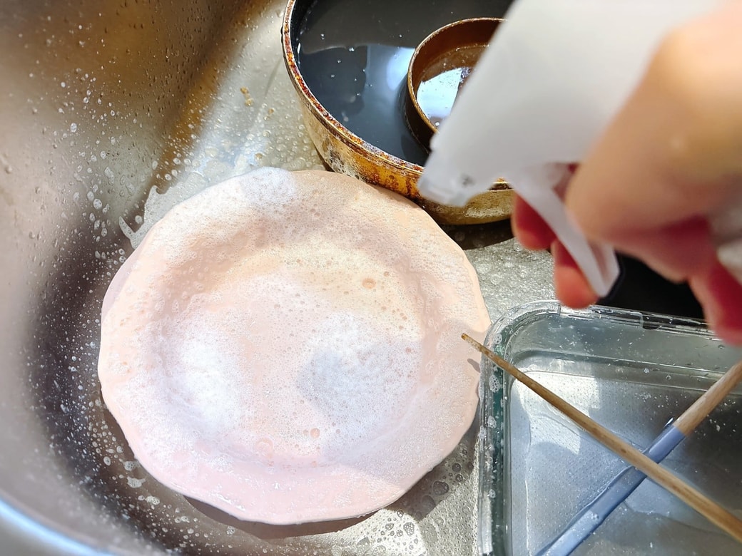 食器に泡パックをスプレーします