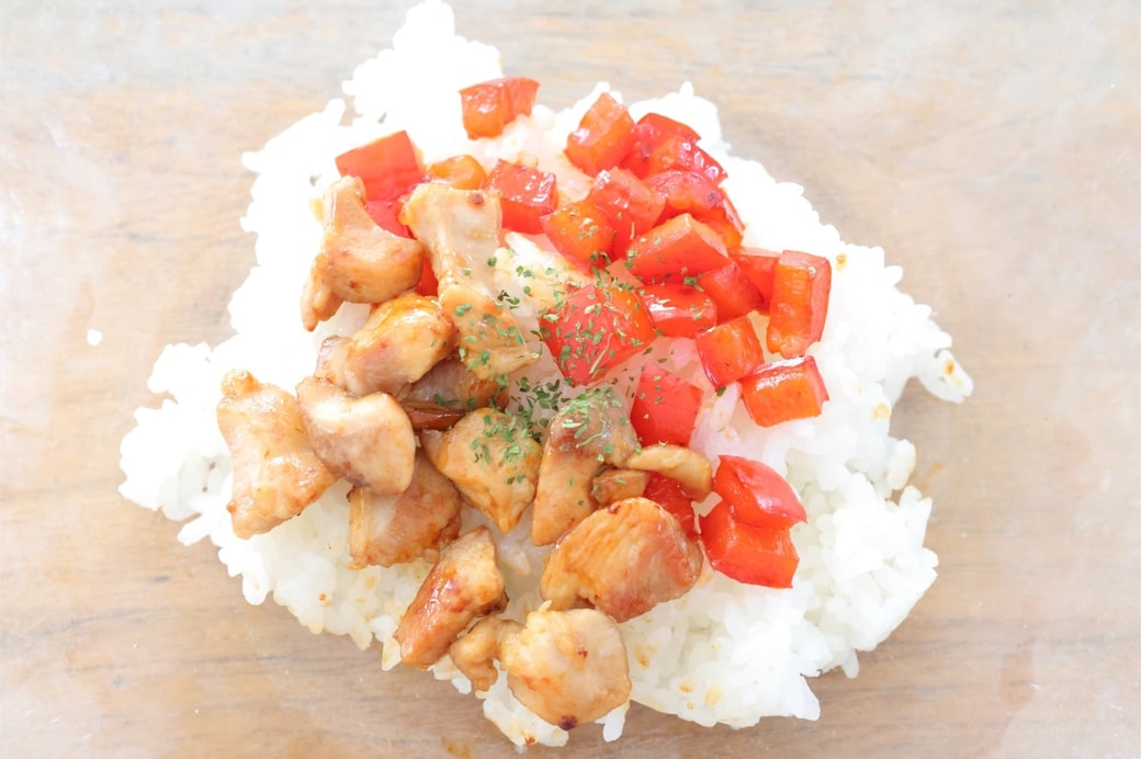 「鶏肉とパプリカのおにぎり」