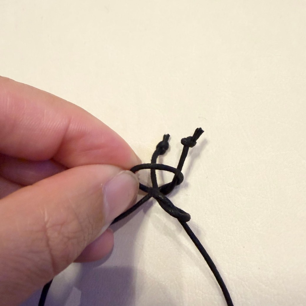 端を逆の端の輪に通したところ