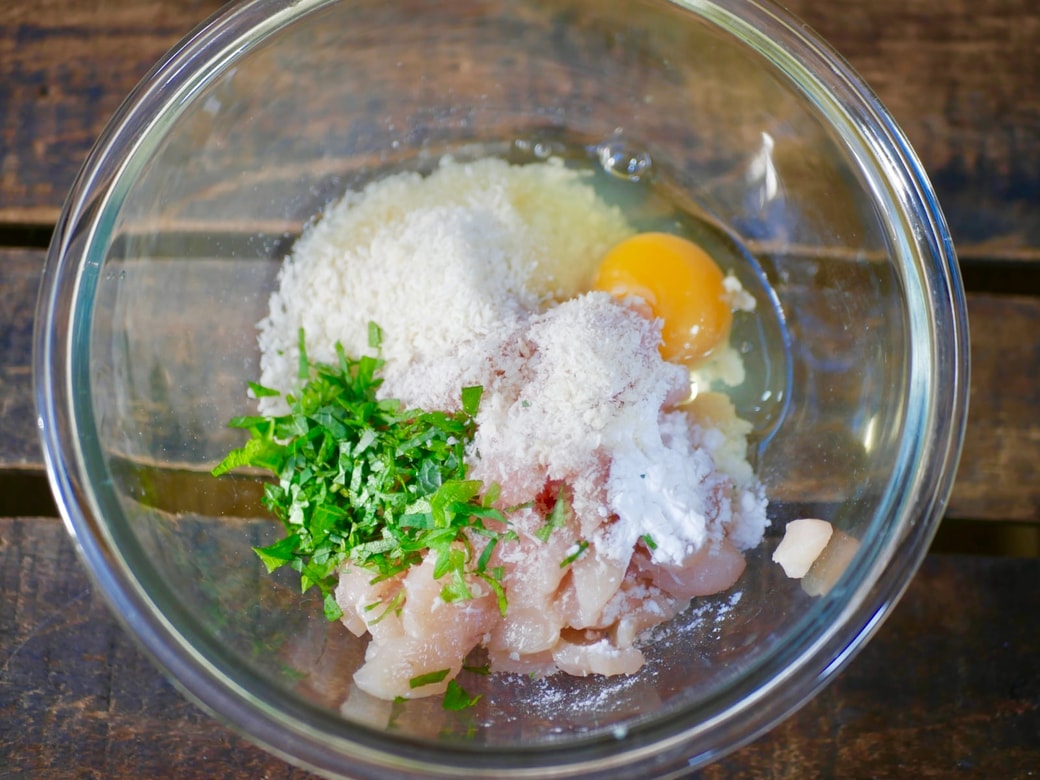 材料を加えたボウルの中