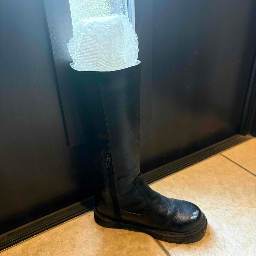 【型崩れ防止に使える】ブーツの中に梱包材を入れたところ
