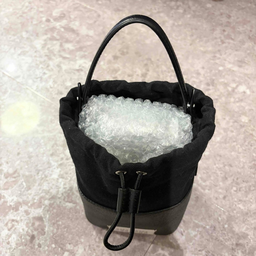 バッグの中に梱包材を入れたところ