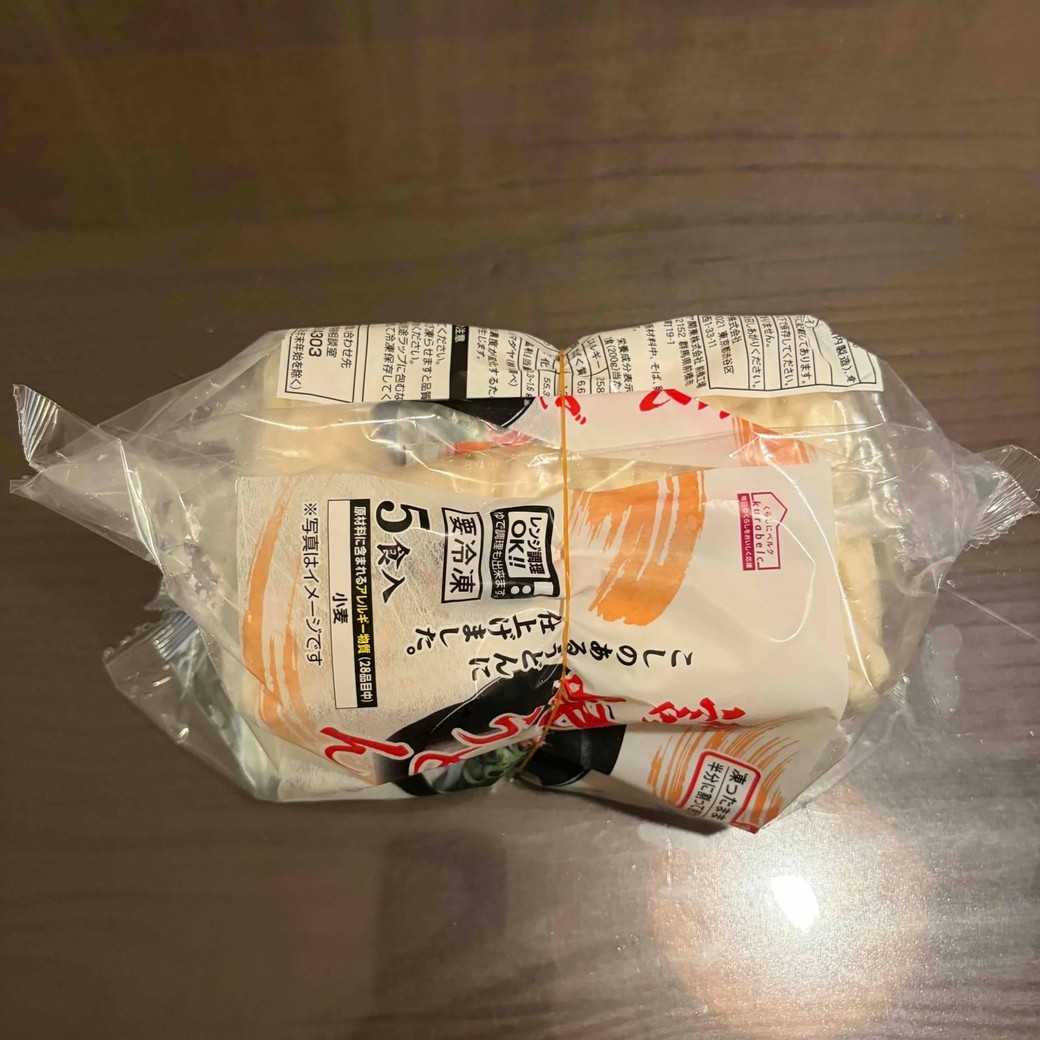 うどんの袋を輪ゴムでとめたところ