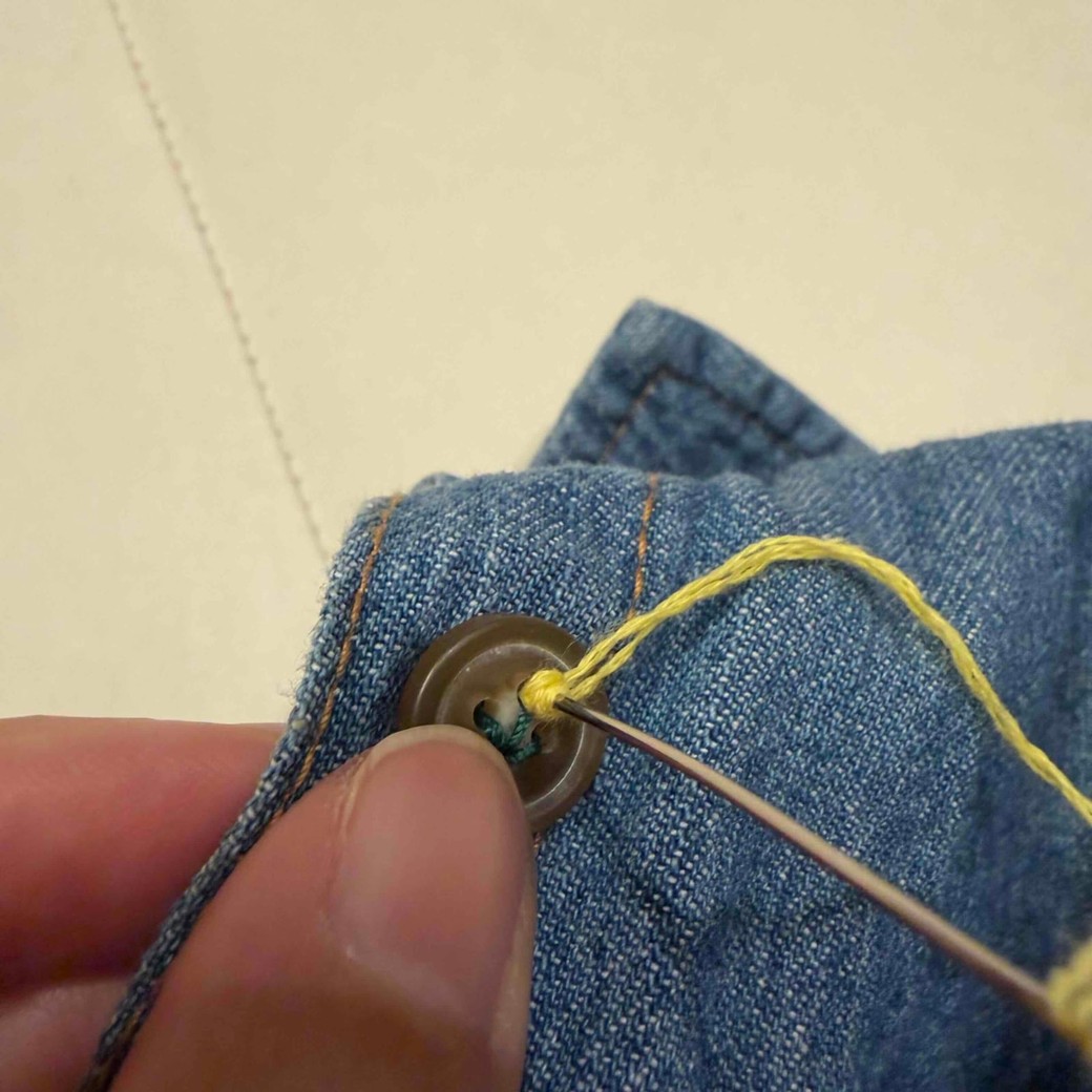 針を穴に戻しているところ