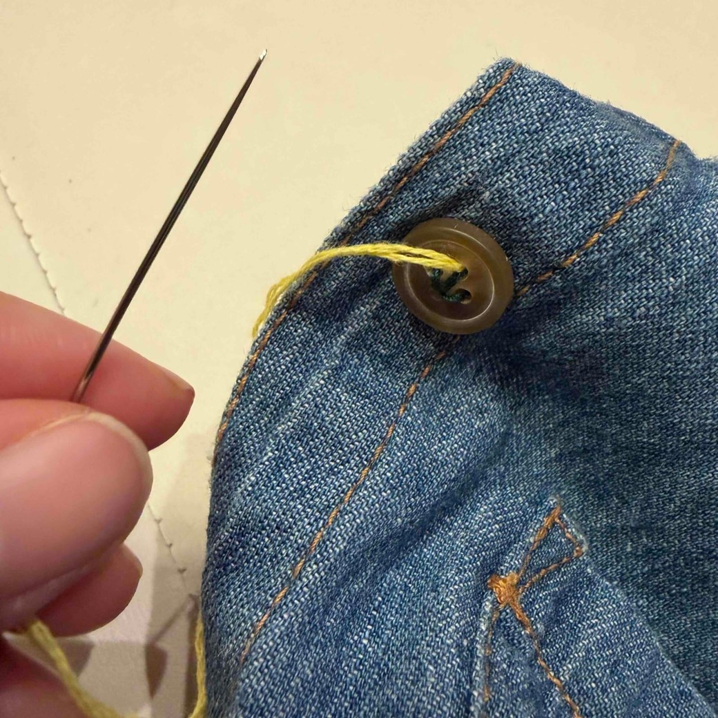 上の穴から糸を出しているところ
