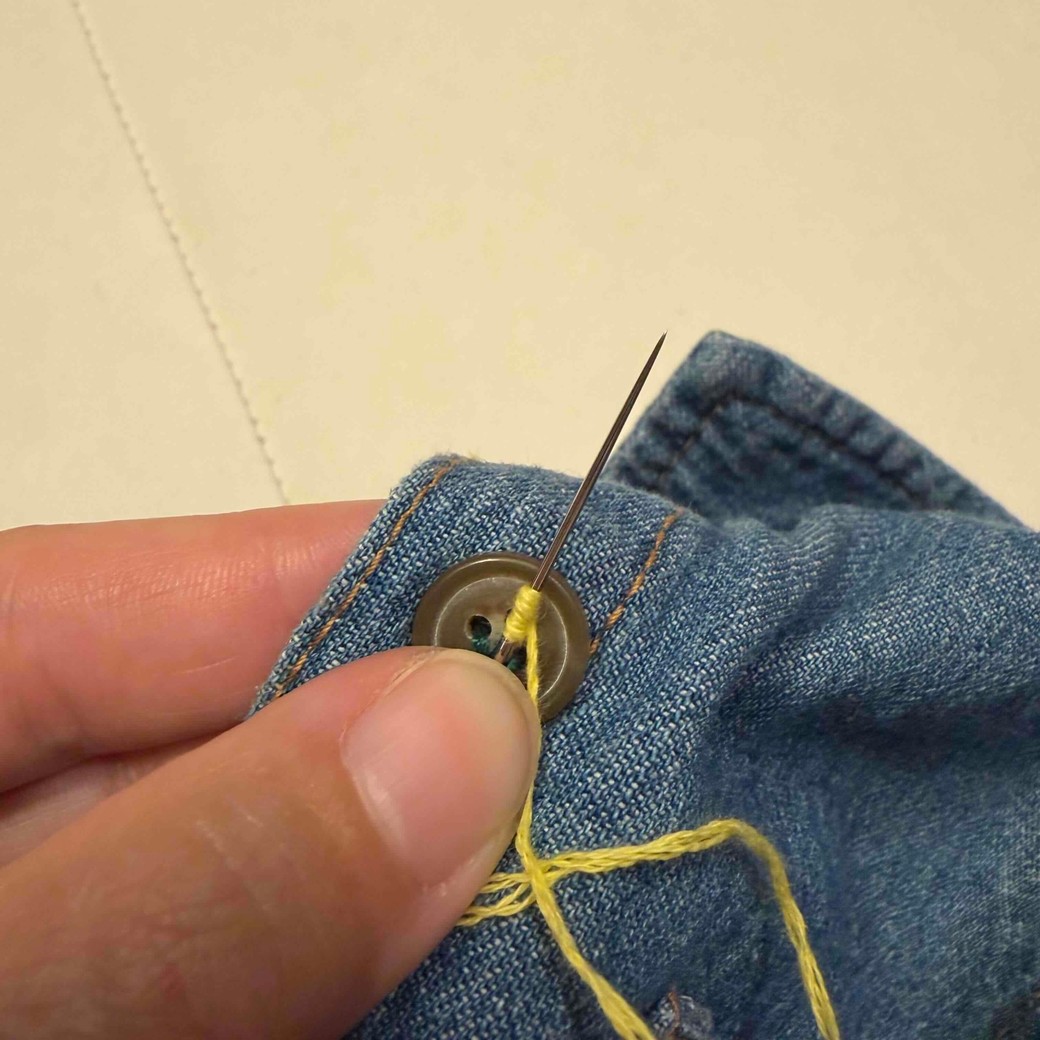 針に糸を巻いているところ