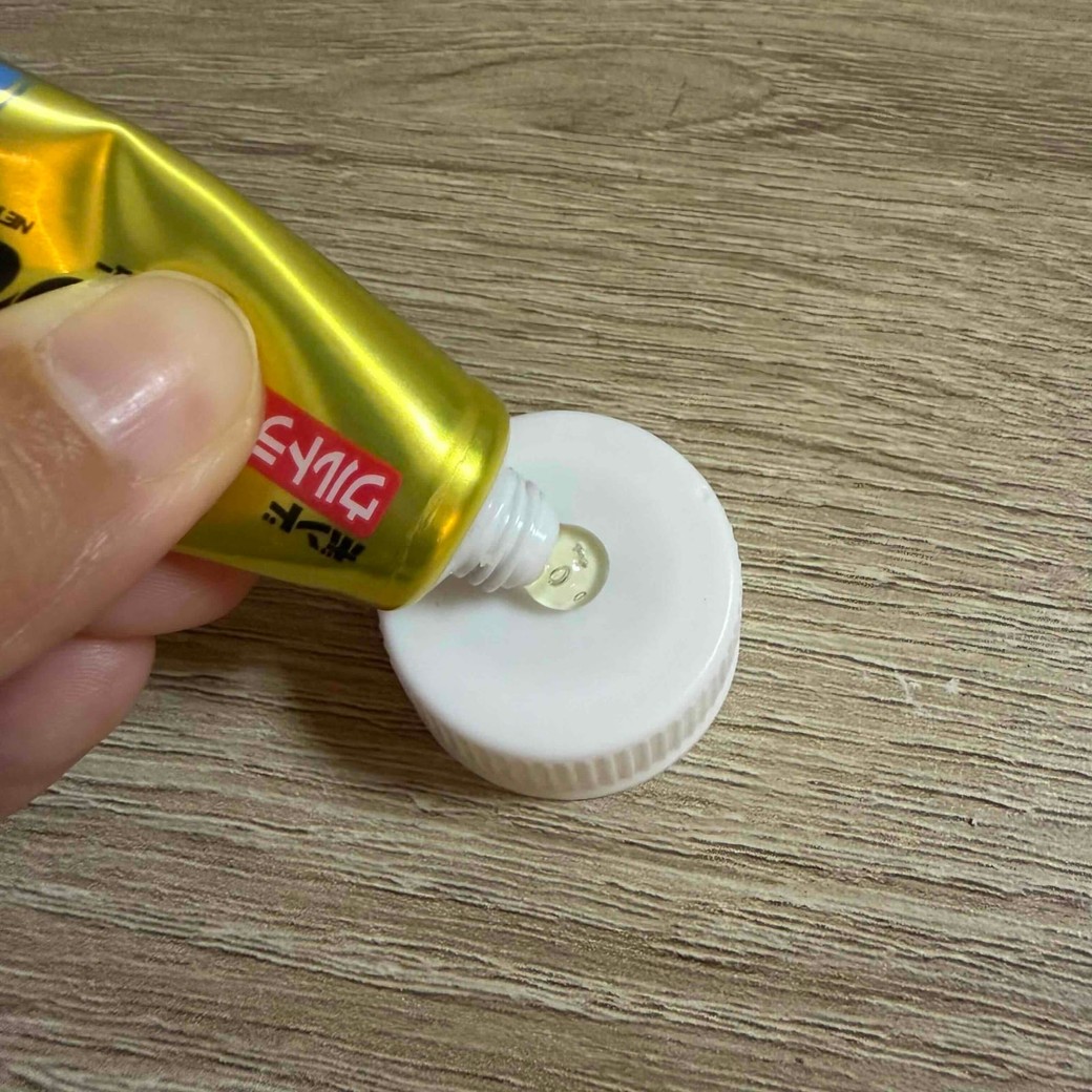 切ってない方のフタの真ん中にボンドをぬる