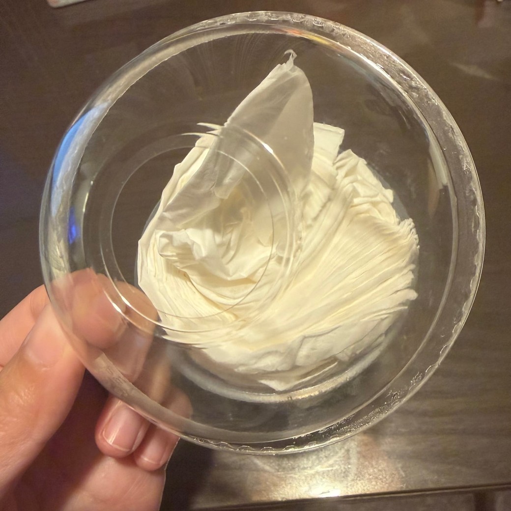 スタバカップのフタをしめようとしているところ