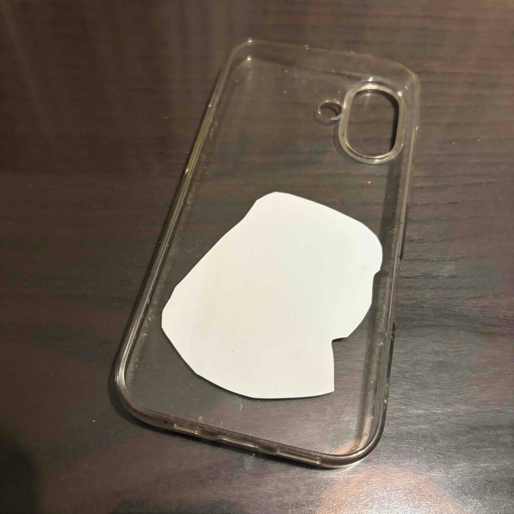 スマホケースに切ったカバーをセットしたところ