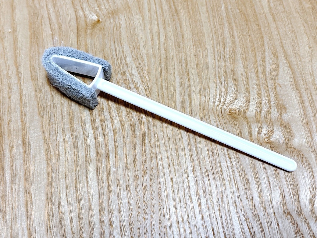 使い捨てで使えるふち裏用ブラシ