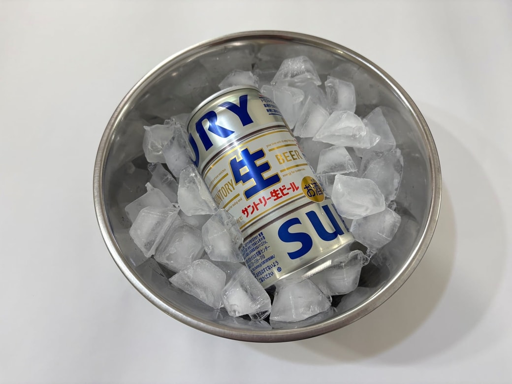 氷の上で転がすだけ!簡単に缶ドリンクを冷やせる裏ワザ