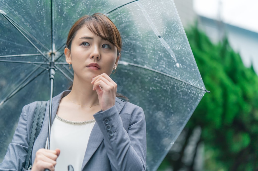 傘をさす女性