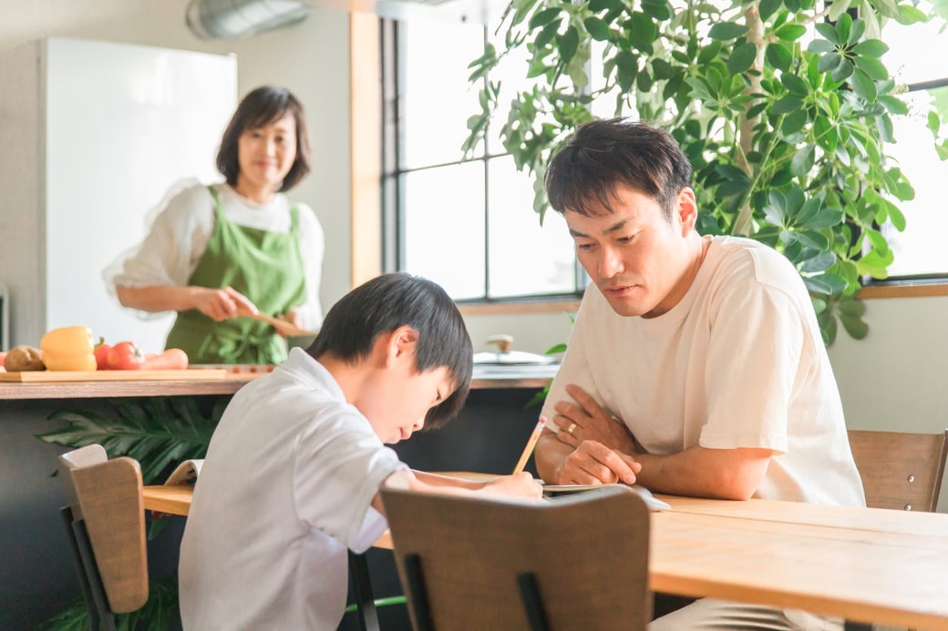 様子を見守る妻