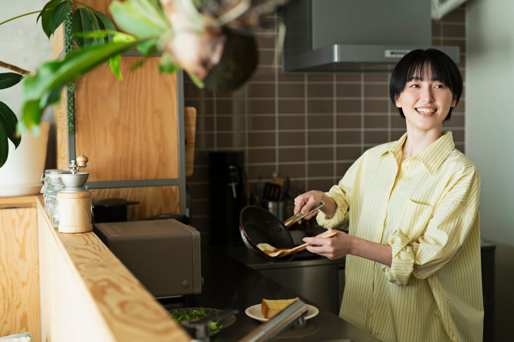 ご飯を準備する女性