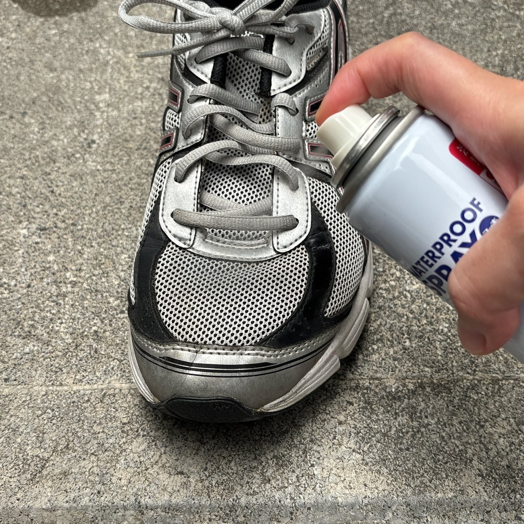 スニーカーに「フッ素防水スプレー」をかける