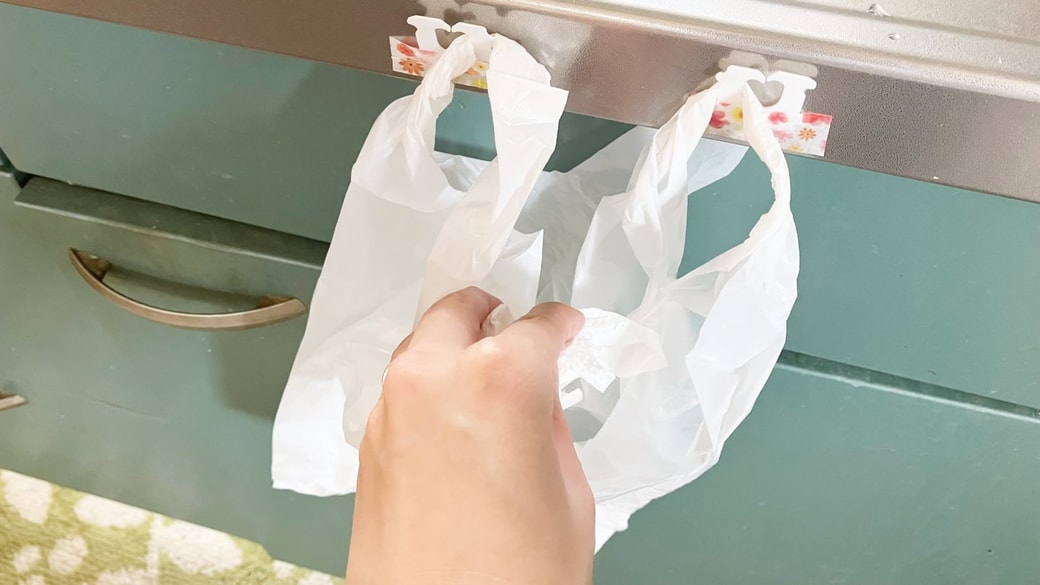 パンの留め具を使った簡易ゴミ袋ホルダー