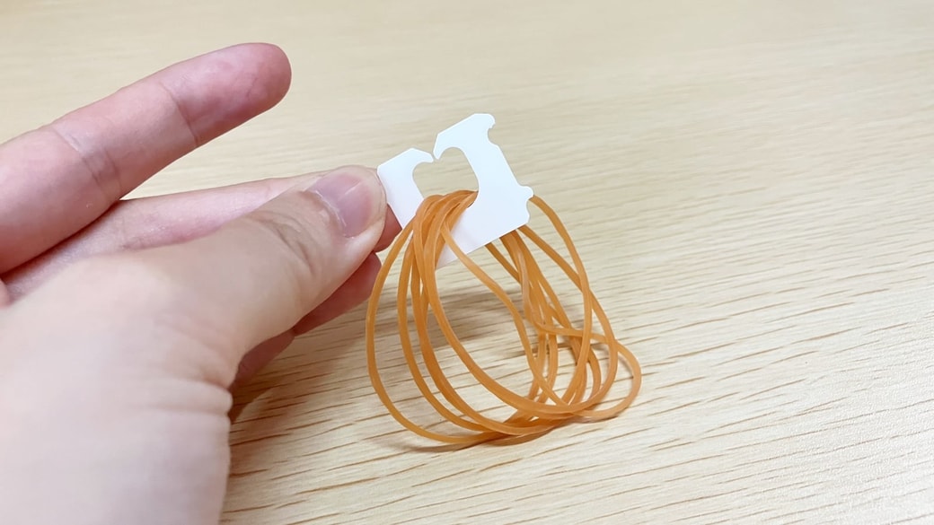 輪ゴム収納にパンの留め具を使っている様子