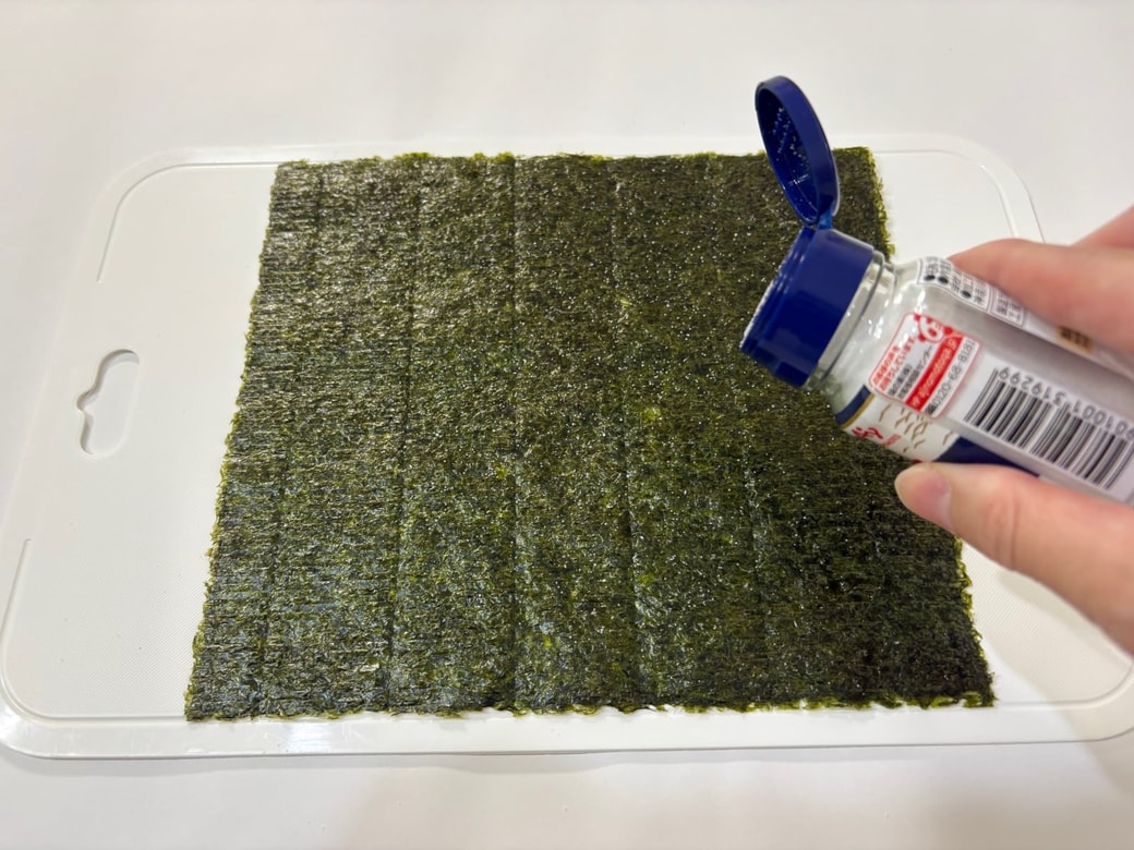 海苔に塩をかける