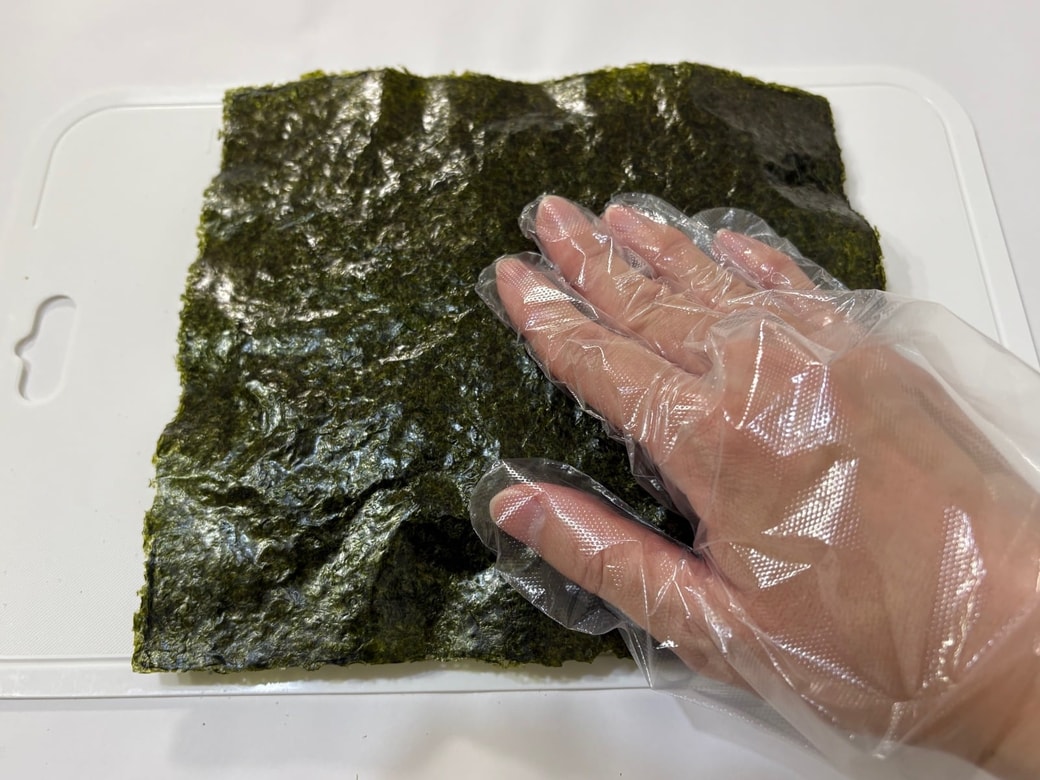 もう1枚の海苔をかぶせる