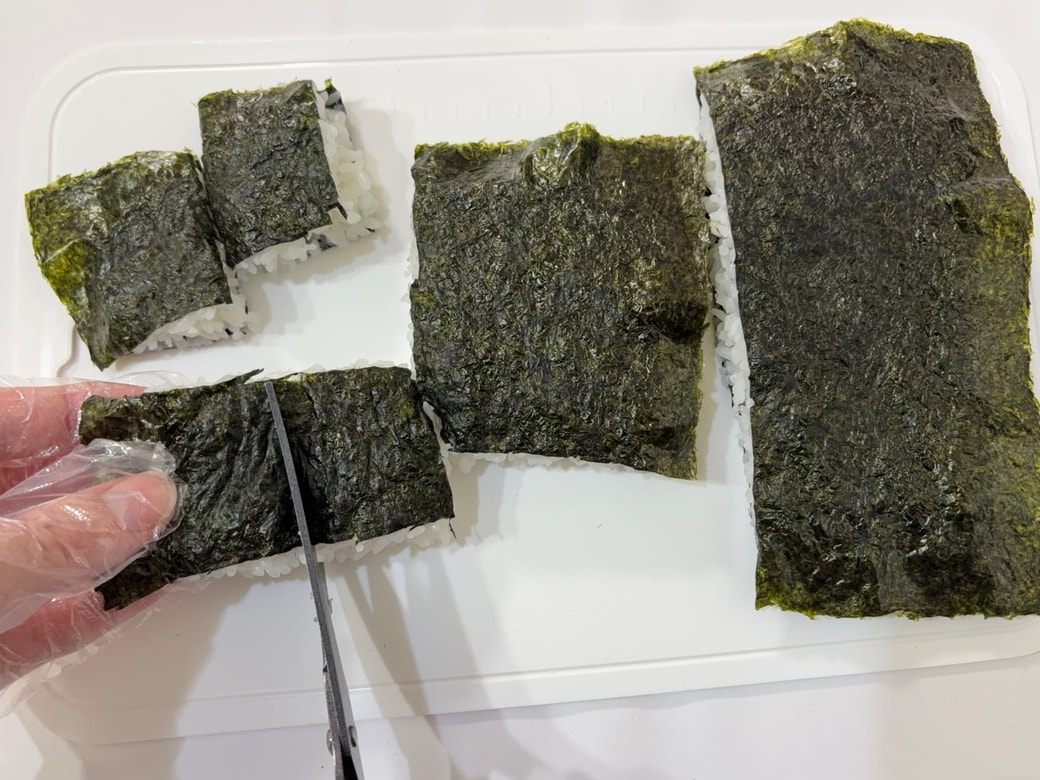 キッチン用のハサミで切る