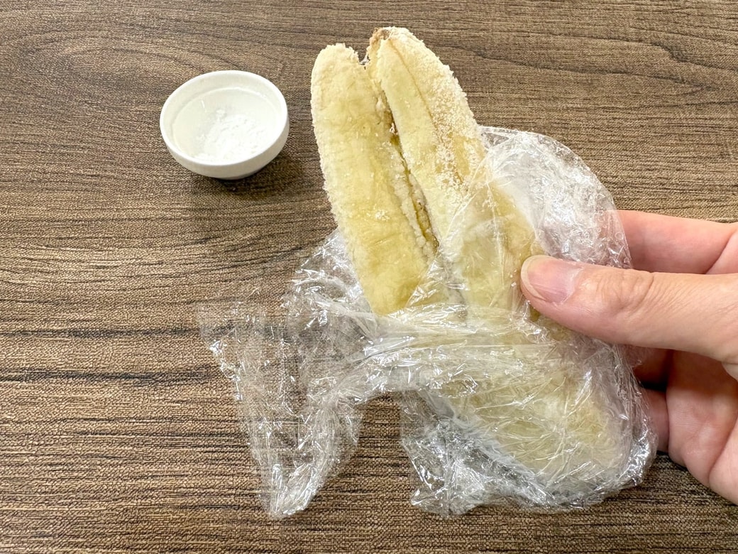 冷凍バナナに塩をかける