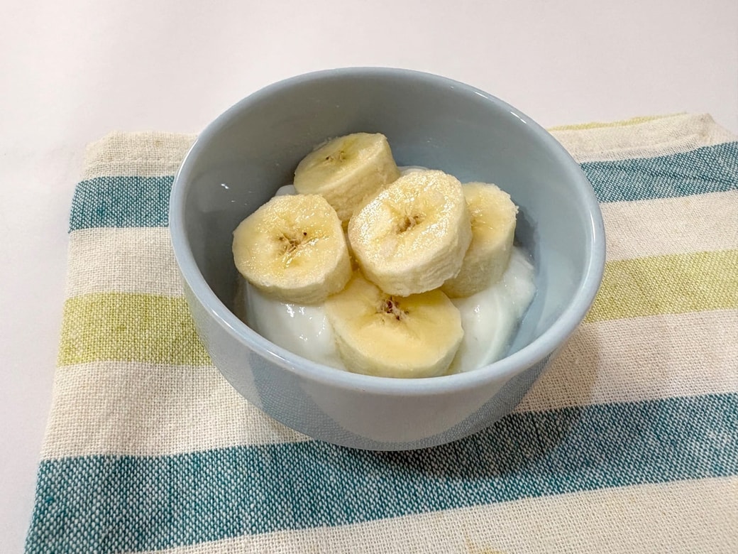 塩バナナをヨーグルトにトッピング