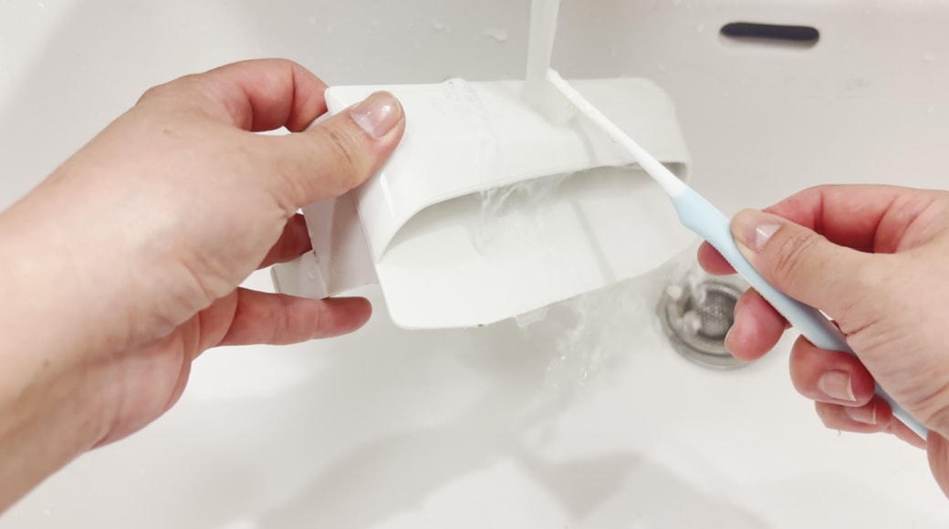 洗剤ケースをぬるま湯で洗う
