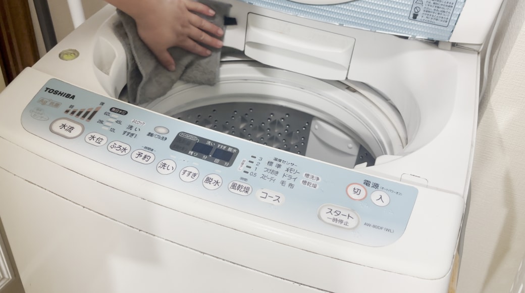 投入口まわりを拭く