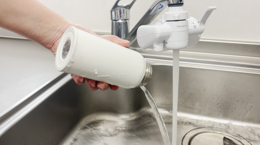水筒をすすぐ