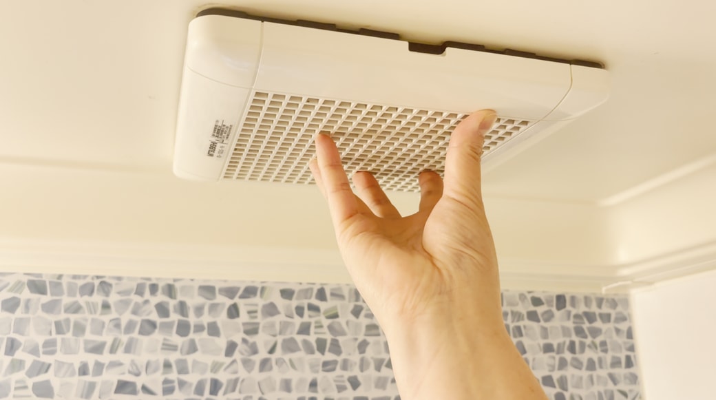 換気扇カバーを元の位置に取り付ける