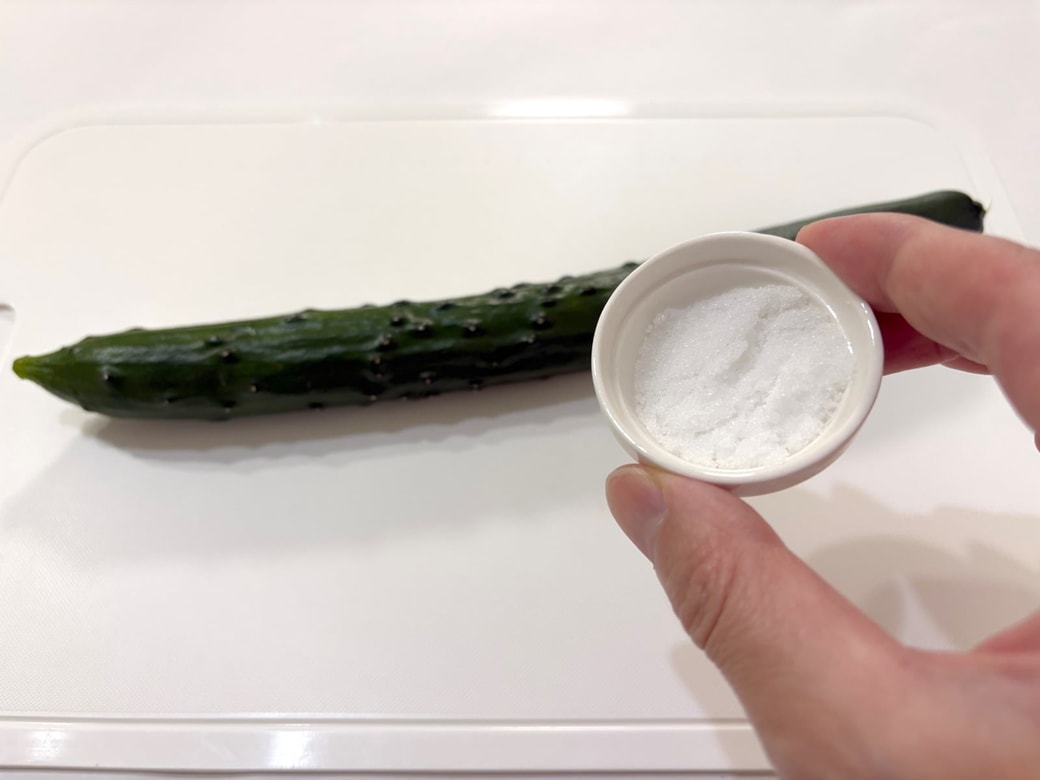 小さじ1の塩を用意する