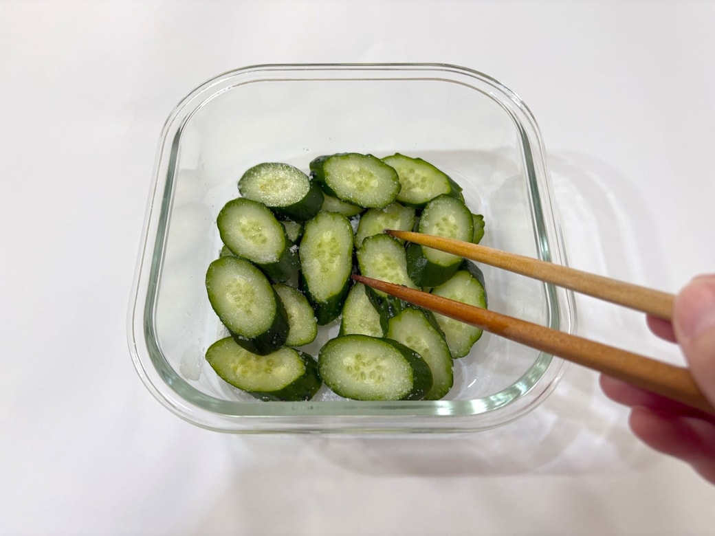 塩を加えてなじませる