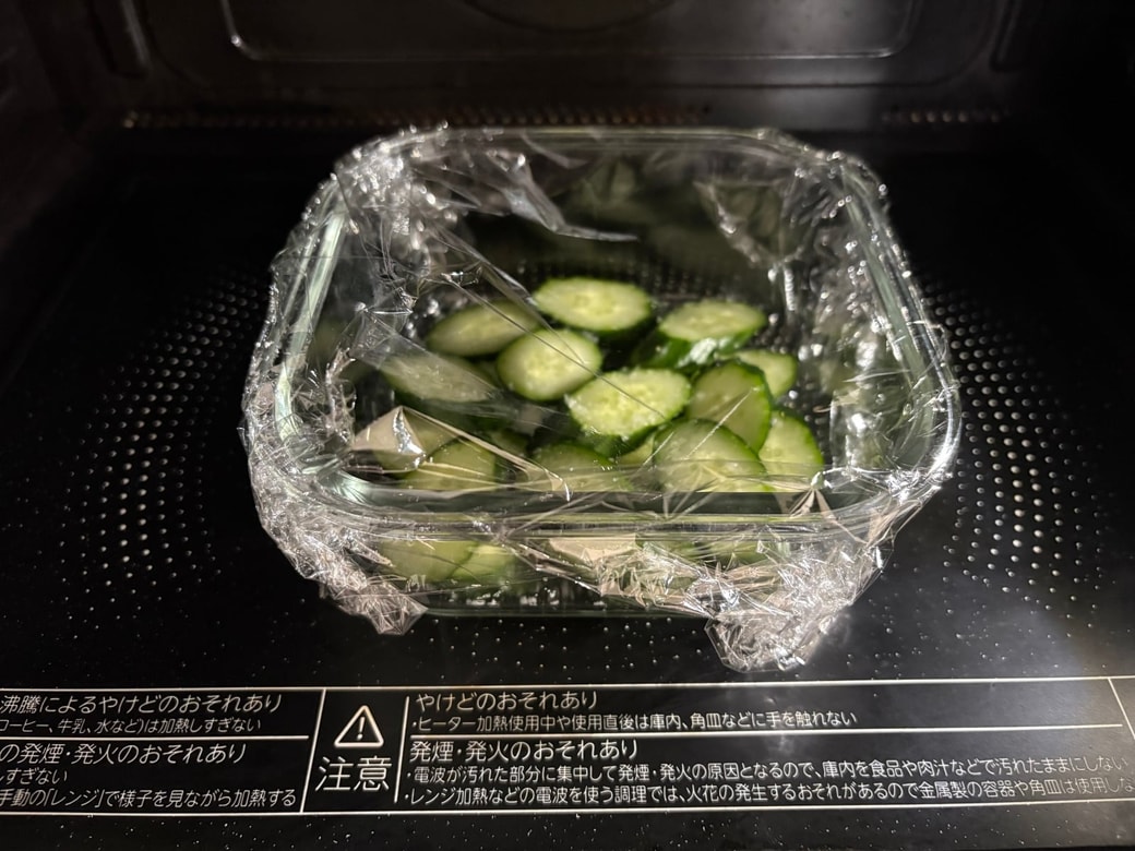 ラップをかけて電子レンジ加熱する