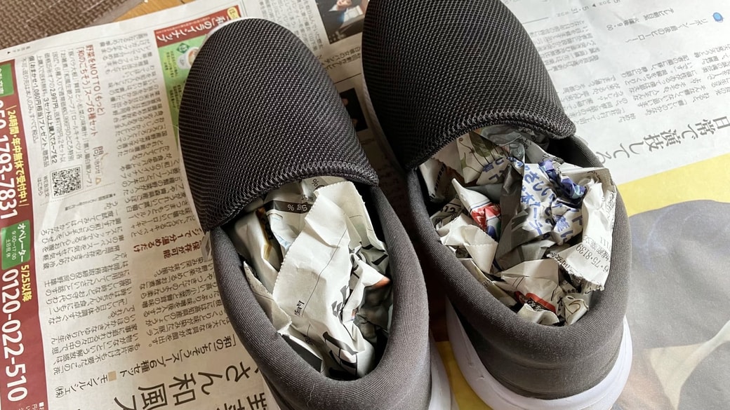 靴に丸めた新聞紙をいれて一晩おいた様子