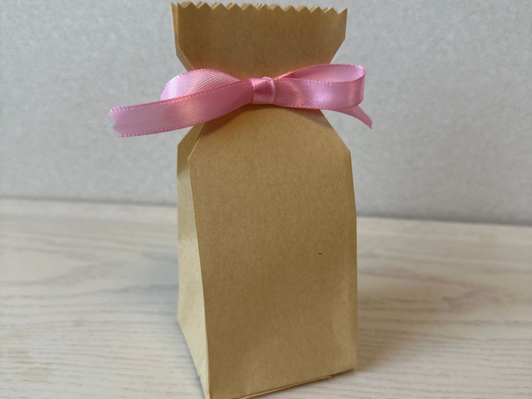 茶封筒をカットしてリボンをつけたら……大人かわいいラッピング