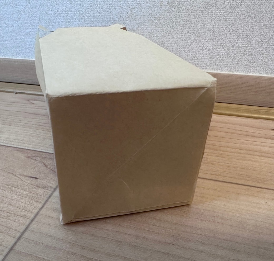 両面テープを貼り付け、底面を作る
