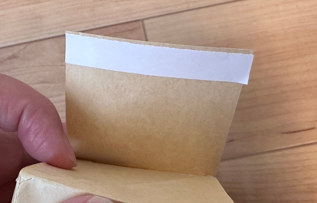 1箇所両面テープを貼る