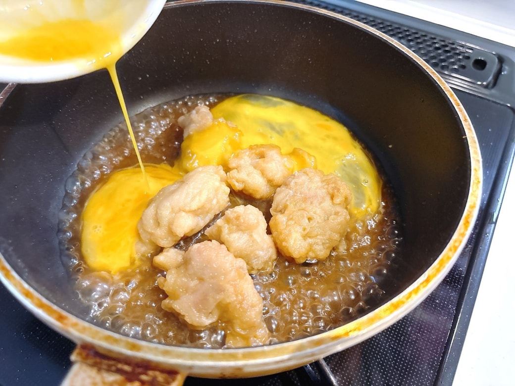 レンジ加熱した唐揚げは、卵でとじるとおいしい丼に
