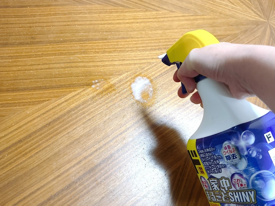 ダイニングテーブルをお手入れ