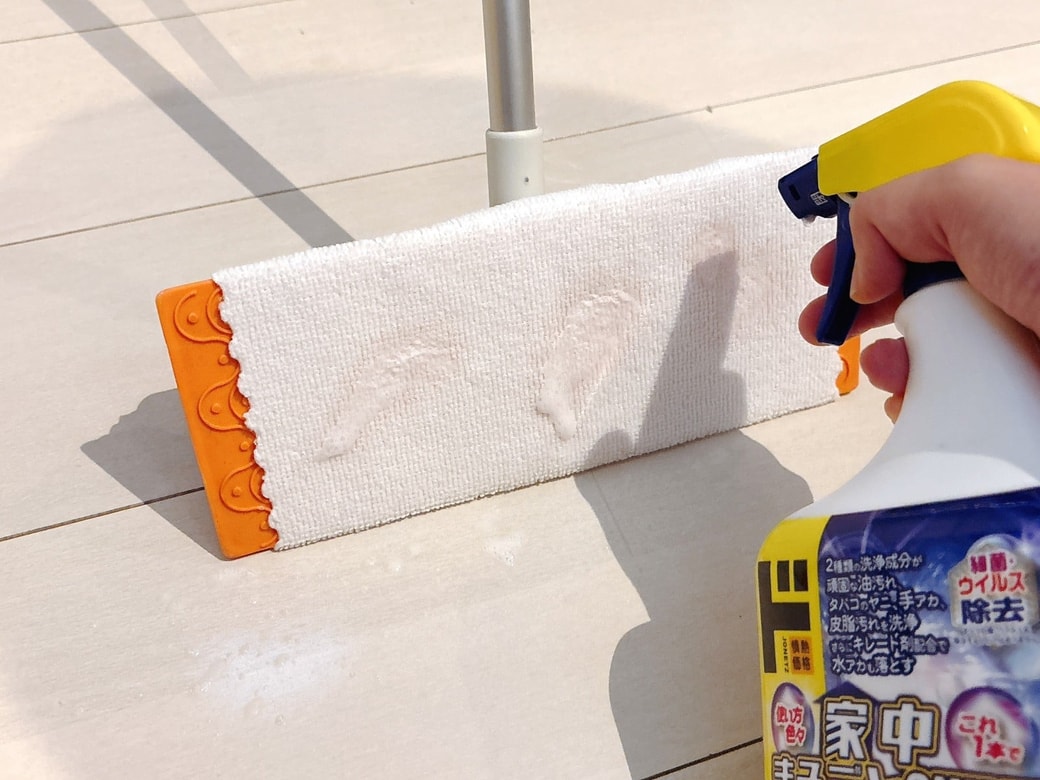 フロアワイパーとマイクロファイバークロスでお手入れ
