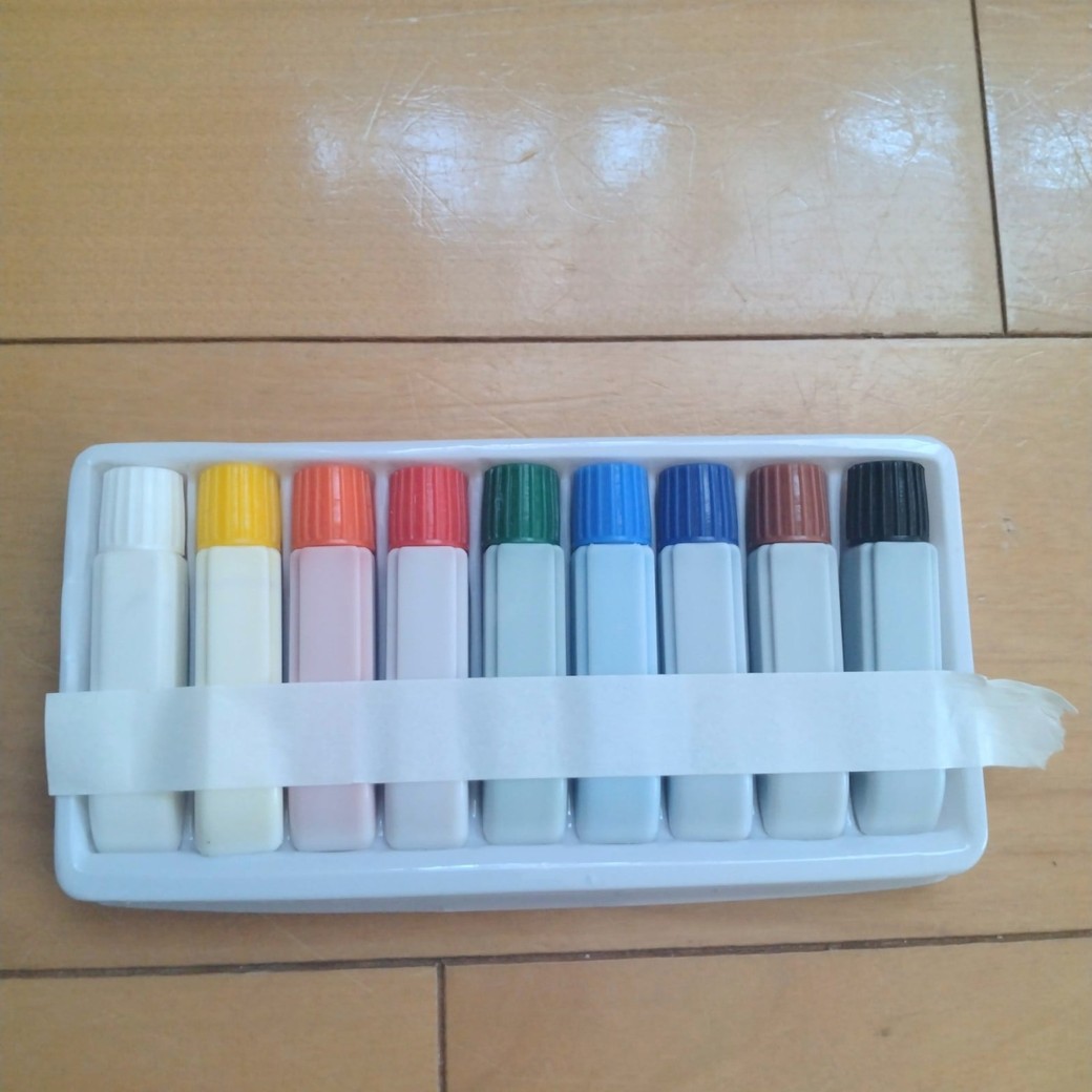 マスキングテープを貼りつけた絵の具