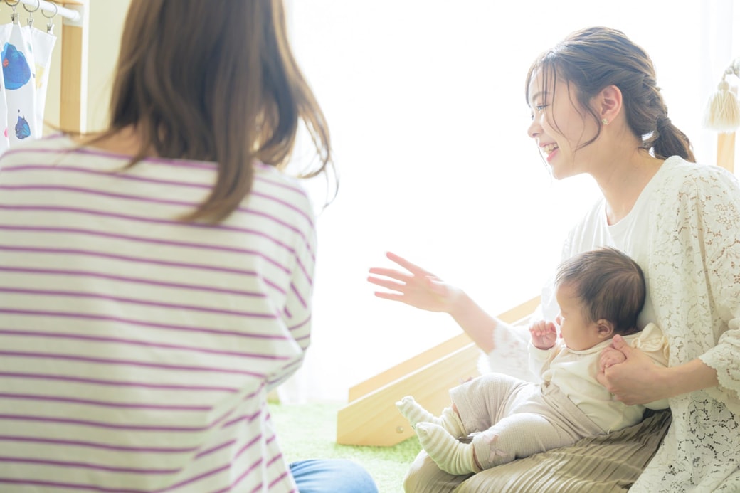 育児する女性