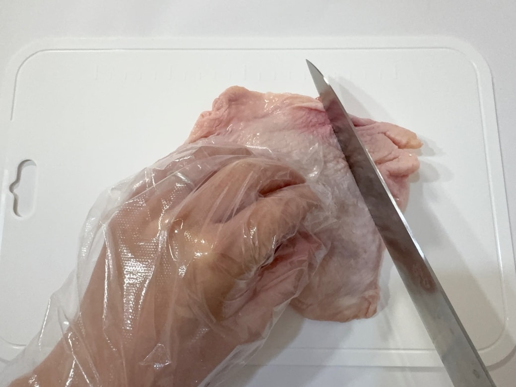 包丁で切りにくい鶏もも肉