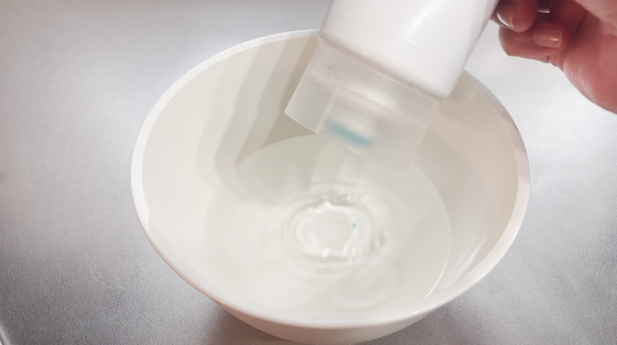 ボウルの水へ中性洗剤を加える