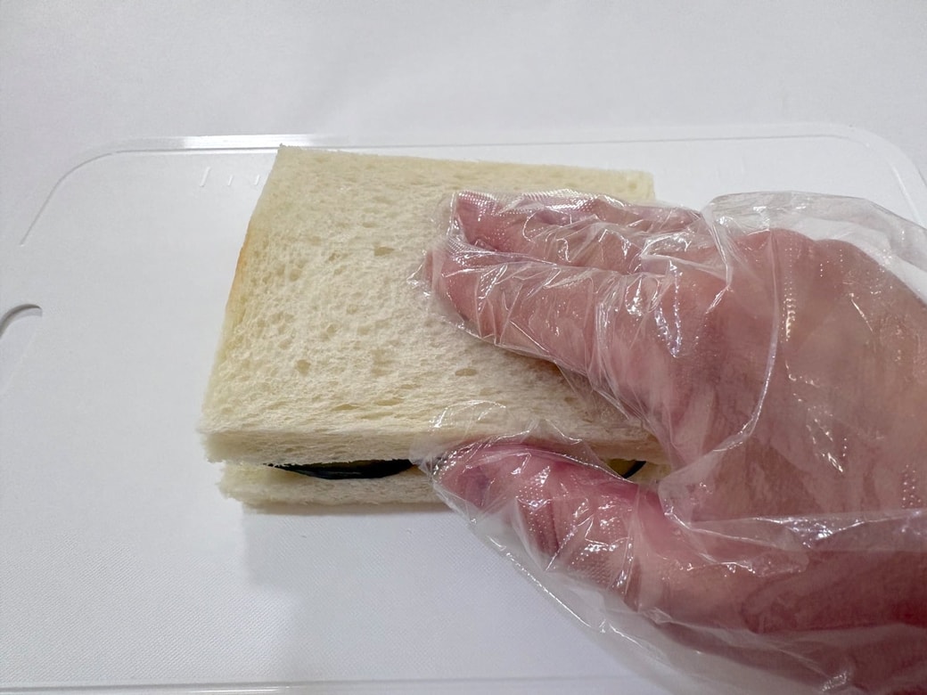 具材を重ねて挟む