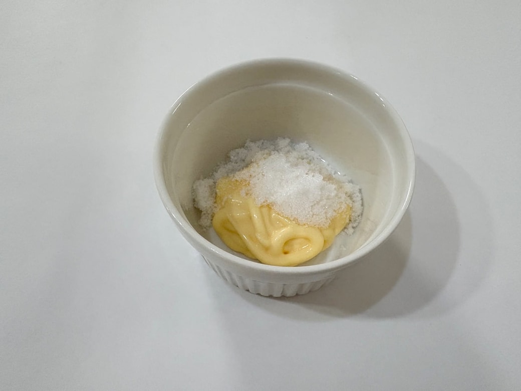 マヨネーズと砂糖を混ぜる