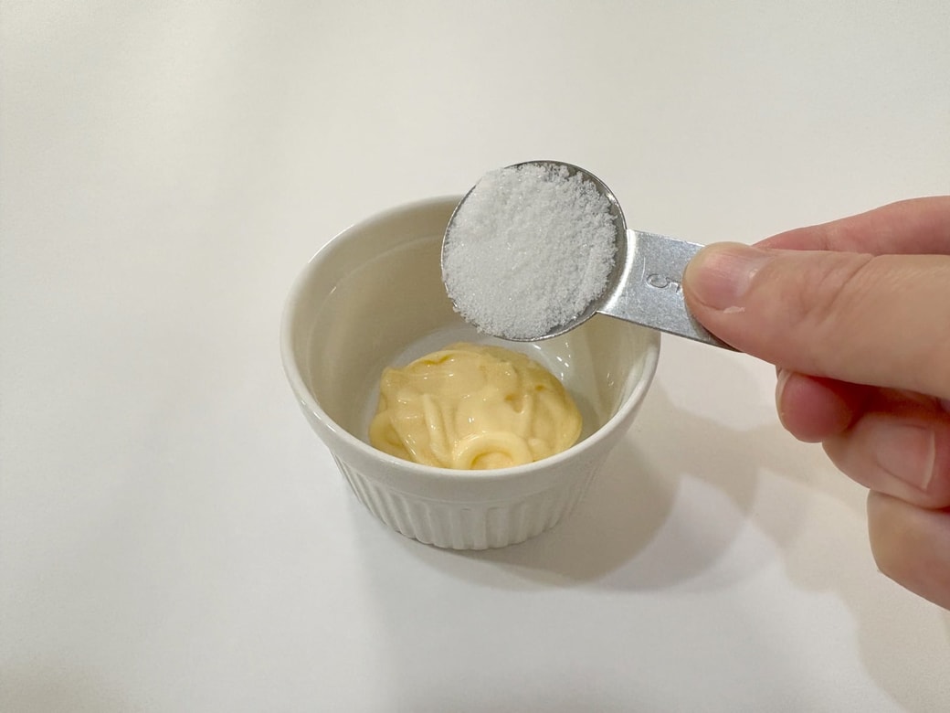 マヨネーズ大さじ1に砂糖小さじ1を混ぜる