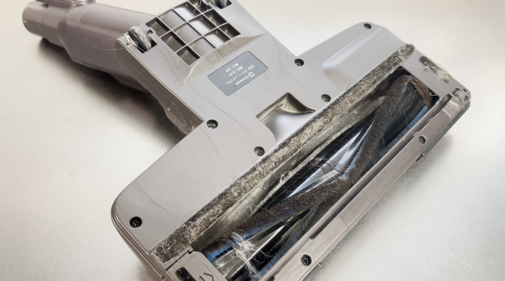 髪の毛やホコリが絡まっている掃除機ヘッド